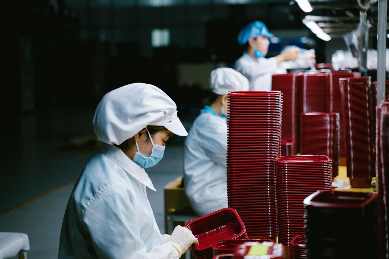 worker packing vegetables in factory